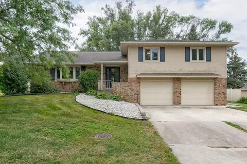 606 10th Ave, Ackley, IA 50601