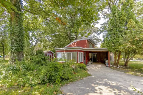 516 Forrest Rd, Cedar Falls, IA 50613