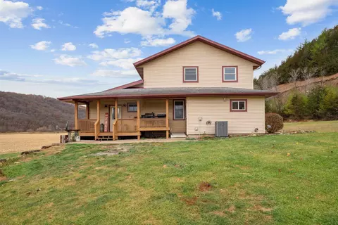 933 Iowa River Dr, Dorchester, IA 52140