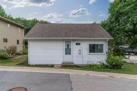 1620 River Bluff Dr, Cedar Falls, IA 50613