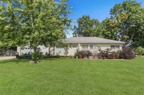 1728 Maplewood Dr, Cedar Falls, IA 50613
