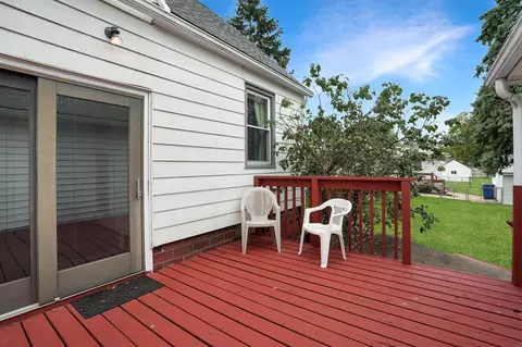 Exterior - 1123 E Ridgeway, Waterloo, IA 50702 photo 3 of 7