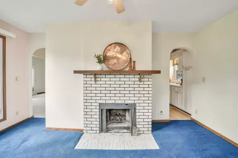 Living - 1123 E Ridgeway, Waterloo, IA 50702 photo 4 of 4