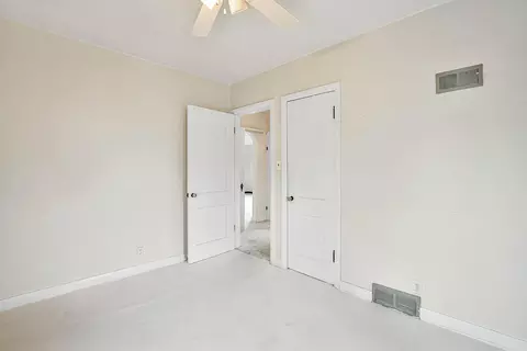 Bedroom - 1123 E Ridgeway, Waterloo, IA 50702 photo 3 of 8