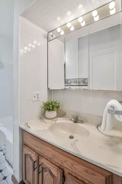 Bath - 1123 E Ridgeway, Waterloo, IA 50702 photo 1 of 2