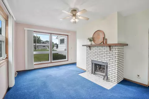 Living - 1123 E Ridgeway, Waterloo, IA 50702 photo 3 of 4