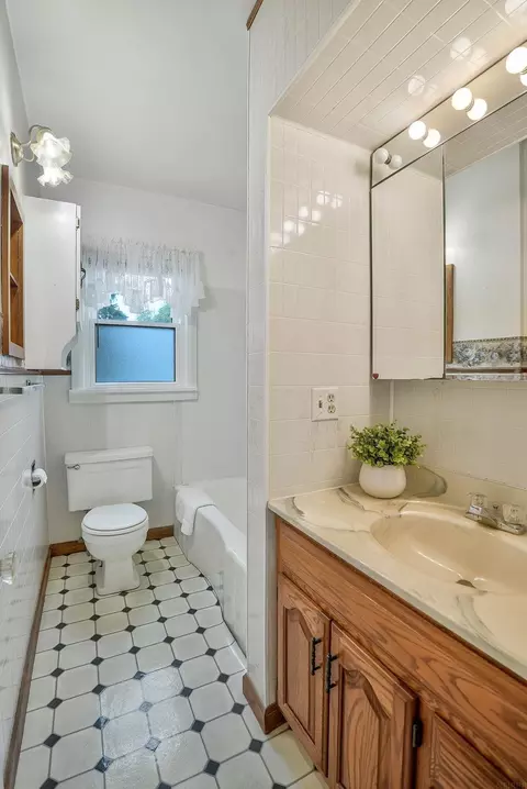 Bath - 1123 E Ridgeway, Waterloo, IA 50702 photo 2 of 2