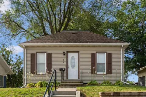 908 W 1st St, Cedar Falls, IA 50613