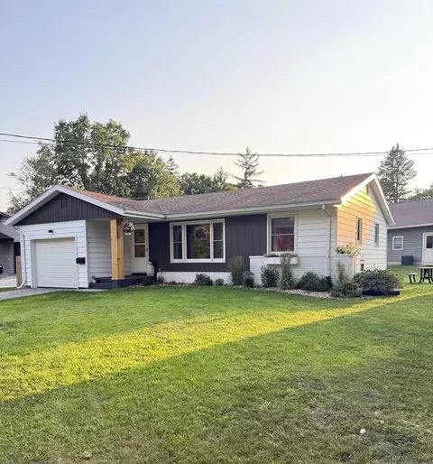 213 East St, Decorah, IA 52101