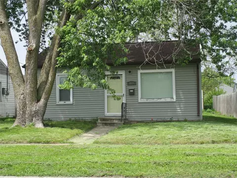 404 Black Hawk Rd, Waterloo, IA 50701