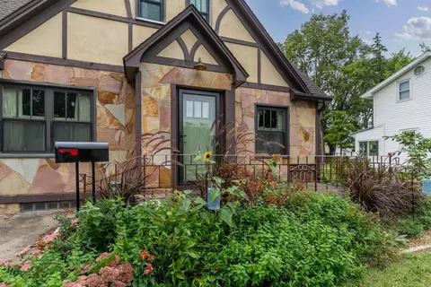 Exterior - 807 Bluff St, Cedar Falls, IA 50613 photo 5 of 9