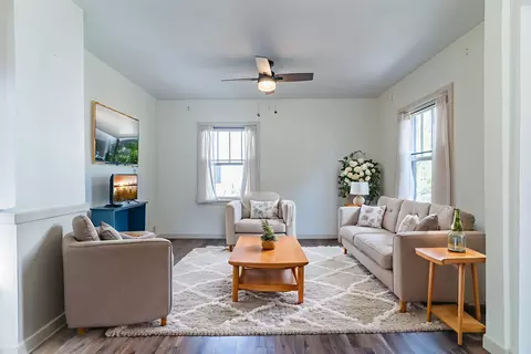 Living - 807 Bluff St, Cedar Falls, IA 50613 photo 1 of 5