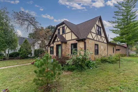 Exterior - 807 Bluff St, Cedar Falls, IA 50613 photo 4 of 9