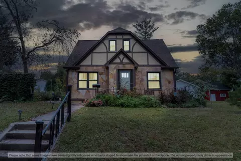 Exterior - 807 Bluff St, Cedar Falls, IA 50613 photo 2 of 9