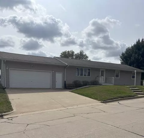 637 W 6th St, Monticello, IA 52310