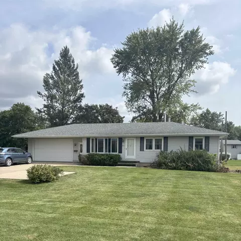 913 S Main St, Monticello, IA 52310