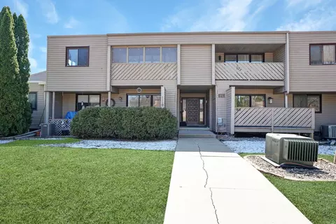 1114 Prairie Meadow Ct #12, Waterloo, IA 50702
