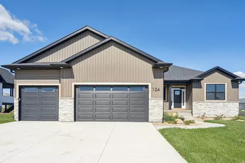 124 Live Oak Dr, Hudson, IA 50643