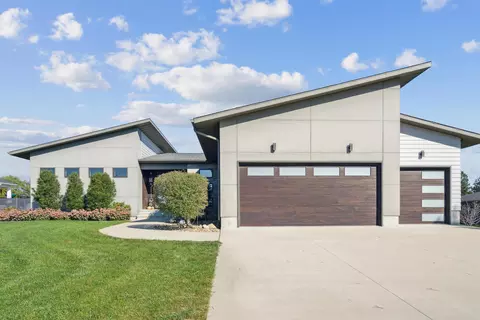 5119 S Fork Ln, Waterloo, IA 50701