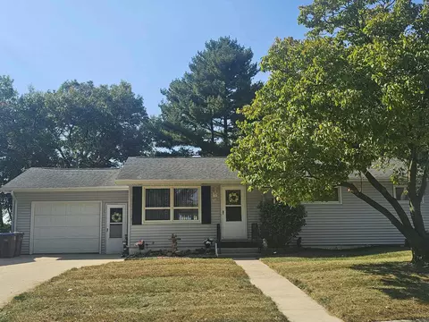 713 NW 9th Ave NW, Independence, IA 50644