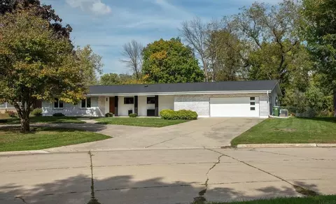 124 Cedar Cir, Charles City, IA 50616