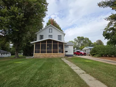 824 Union St, Manchester, IA 52057