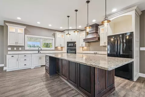 1911 Honey Creek Rd, Manchester, IA 52057