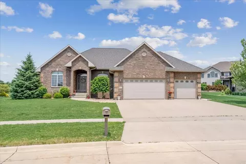 4032 Wynnewood Dr, Cedar Falls, IA 50613