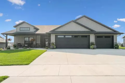 925 White Oak St, Manchester, IA 52057