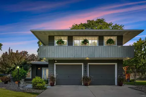 1022 Hilltop Rd, Waterloo, IA 50701