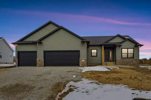 4710 Wild Horse Dr, Cedar Falls, IA 50613