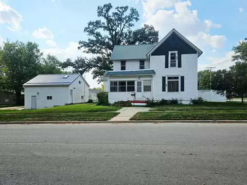 301 S 5th St, Manchester, IA 52057