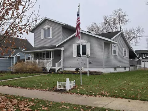 711 Winneshiek Ave, Decorah, IA 52101