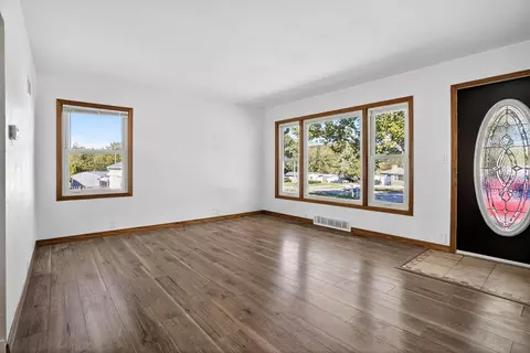 Living - 1817 Rainbow Dr, Waterloo, IA 50701 photo 2 of 6