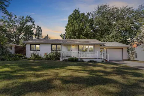 4207 Hillside Dr, Cedar Falls, IA 50613