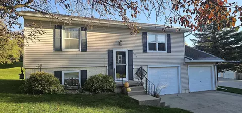 406 Twin View Dr, Decorah, IA 52101