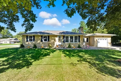 156 W Orange Rd, Waterloo, IA 50701