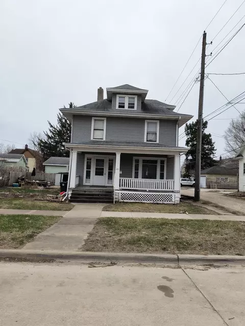 115 E 11th St, Cedar Falls, IA 50613