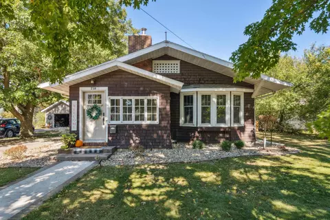 716 E Butler St, Manchester, IA 52057
