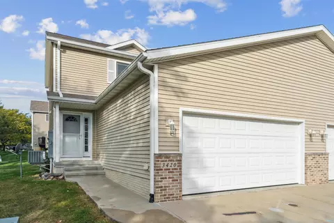 3420 Crown Ct, Waterloo, IA 50702