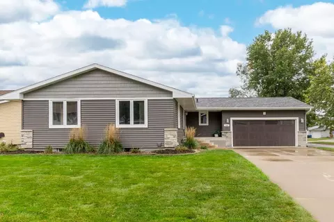 706 Wildwood Rd, Waterloo, IA 50702