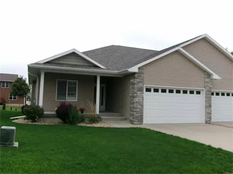 2907 W 3rd St, Cedar Falls, IA 50613