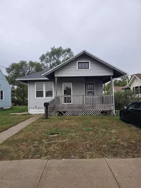 2421 E 4th St, Waterloo, IA 50703