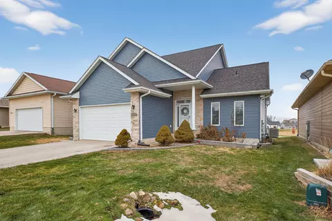 5658 Summerland Dr, Waterloo, IA 50701
