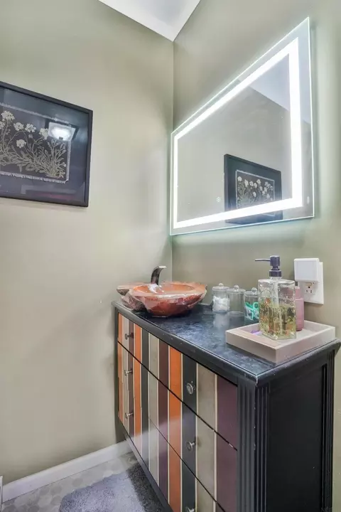 Bath - 1129 Wallgate Ave, Waterloo, IA 50701 photo 2 of 3
