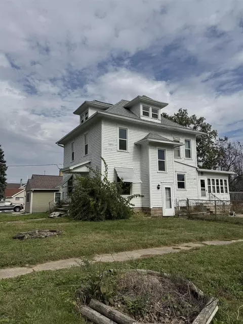 618 State St, Dysart, IA 52224