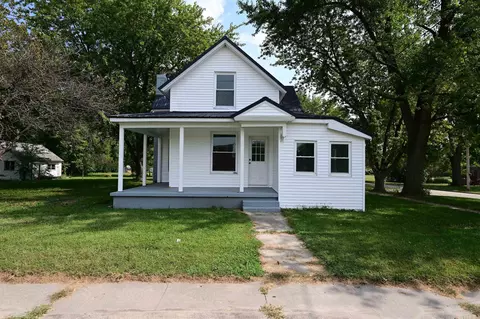 712 S 3rd St, Manchester, IA 52057