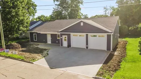 206 SW 7th Ave, Independence, IA 50644