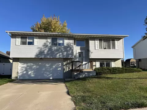 2610 Bullis Dr, Marion, IA 52302