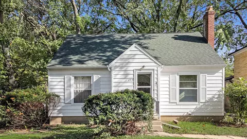 233 Derbyshire Rd, Waterloo, IA 50701